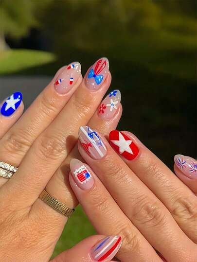 Set de 24 pegatinas de uñas con forma ovalada para el Día de la Independencia, que incluye estrellas, banderas nacionales, lazos, flores, helados, rayas y temas de verano. Uñas postizas cortas adecuadas para chicas, damas de oficina, fiestas, citas y uso diario.