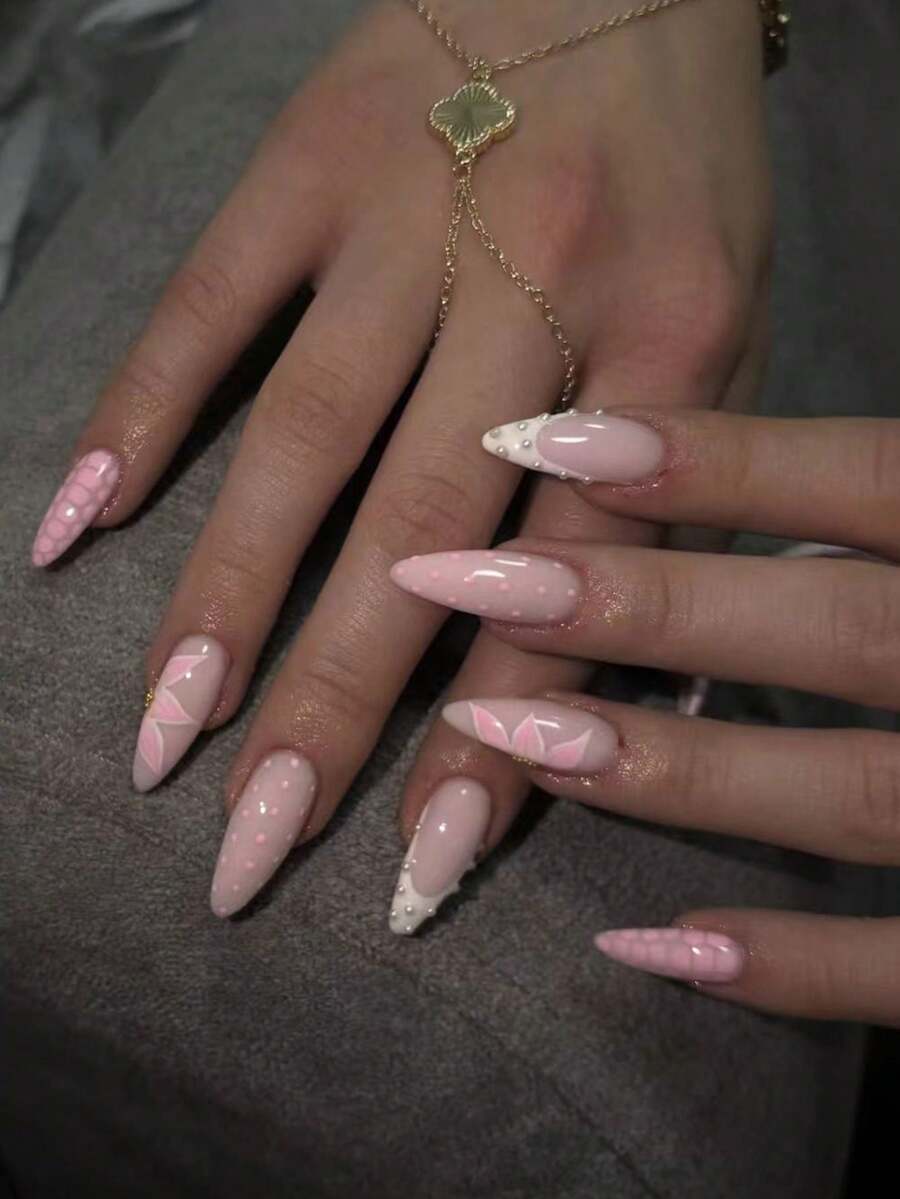 Bộ 10 miếng dán móng tay thủ công màu hồng nude và trắng kiểu Pháp (XS/S/M/L): Nền hồng nude với đầu móng trắng kiểu Pháp, trang trí bằng đá lấp lánh, chấm bi hồng và hoa trái tim màu hồng, phong cách tươi tắn và ngọt ngào, bề mặt bóng mịn, phù hợp cho các hoạt động hàng ngày, hẹn hò lãng mạn, có thể tái sử dụng. - Hồng - Xem 1