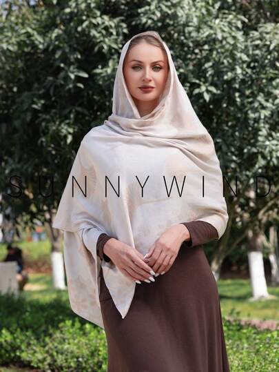 1件女士米色枫叶图案涤纶时尚百搭休闲服，适合户外运动和日常穿着