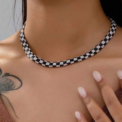1 chiếc vòng cổ choker thời trang cổ điển thiết kế kẻ caro đen trắng, phù hợp cho nữ giới đeo hàng ngày.