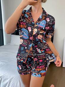 2 pièces Ensemble de pyjamas à rayures grises et blanches avec imprimé football, haut à col polo avec boutons et manches courtes, short à taille élastique. Tissu doux, respirant et absorbant l'humidité, convenant à toutes les saisons. Coupe décontractée et silhouette flatteuse, durable et antistatique. - Noir - Voir 5