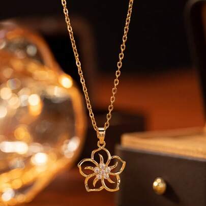 1件装奢华镂空五瓣花吊坠项链，适合日常佩戴，是圣诞节、母亲节、情人节、周年纪念日的理想礼物 - 女士珠宝礼品（注：由于生产批次不同，可能存在一些色差；此外，由于光线和拍摄角度的影响，实际产品可能与图片略有色差。）