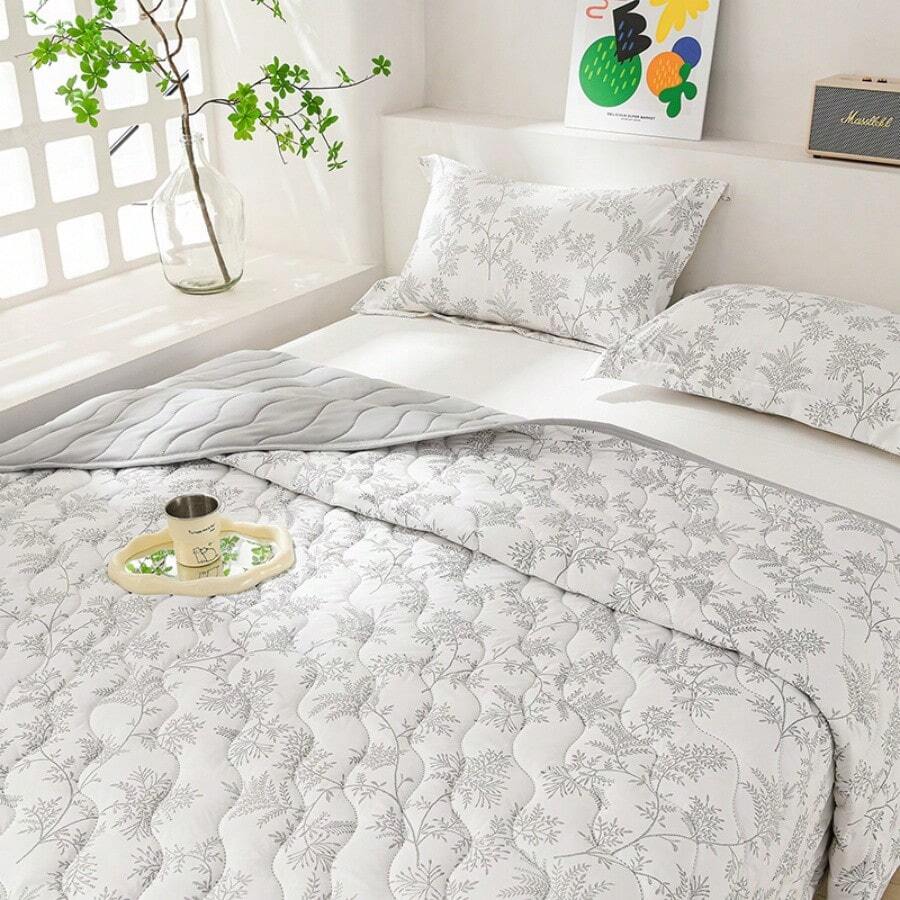 1 chiếc chăn bông siêu mềm thoáng mát - Bộ đồ giường nhẹ, phù hợp mọi mùa với họa tiết hoa và kẻ caro thời trang, 100% polyester, có thể giặt máy, dùng cho giường đơn/đôi, khách sạn, cắm trại và trang trí nhà cửa, bộ đồ giường cao cấp chuẩn khách sạn | Thiết kế chần bông hiện đại | Kỹ thuật dập nổi, phù hợp mọi mùa. - Màu Xám nhạt - Xem 1