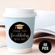 40 piezas Pegatinas redondas autoadhesivas con patrón de gorra de graduación brillante y texto "¡Gracias por celebrar conmigo!" para la celebración de graduación, adecuadas para bolsas de fiesta, cajas de regalo, invitaciones, envoltorios de regalo para expresar gratitud y alegría - Ver 4