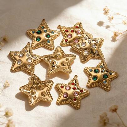 Mặt dây chuyền hình ngôi sao năm cánh đính kim cương, mạ vàng 18K, làm từ thép không gỉ 304, thích hợp cho nữ giới tự làm trang sức, phụ kiện vòng cổ. Phù hợp để đeo hàng ngày.