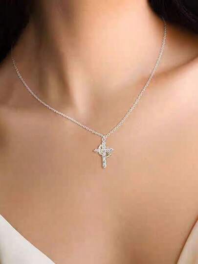 1 chiếc vòng cổ sang trọng hình vương miện và thánh giá, đính đá lấp lánh toàn bộ, thiết kế độc đáo, dây chuyền vàng ôm sát xương quai xanh, phong cách thanh lịch dành cho nữ.