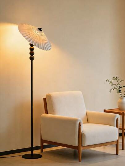 1盏金属极简设计落地灯，高挑优雅的黑白北欧复古简约杆灯，适用于客厅、卧室、电视区、餐厅、床头柜、民宿等场所。