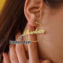 定制女士圈形耳环，夏季饰品，定制闪亮不锈钢圈形耳环是情人节、周年纪念日或送给朋友、女友或男友的完美礼物。哑光铭牌耳环，个性化珠宝礼品，适合周年纪念日、婚礼、母亲节和其他场合，是女士沙滩配饰。 - 金色 - 查看 4