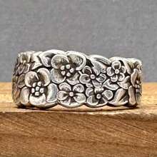 Anello in rame lavorato a mano con motivo floreale elegante e carino, gioiello di moda adatto per feste e raduni, un regalo ideale per le donne - argento antico - Visualizzare 1