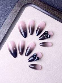 10片手工制作的按压式美甲贴片，包括假指甲、美甲贴纸，适合夏季短指甲佩戴，采用亚克力材质，千禧年风格，黑色、粉色渐变效果，并饰有3D黑色蝴蝶结。整体风格哥特酷炫又可爱，适合女士和女孩在音乐节、夜生活和日常通勤中使用。 - 黑色 - 查看 4