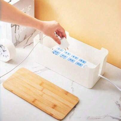 1个多功能竹制电线收纳盒，北欧风格黑白配色，圆角电源线收纳盒，带理线槽，防尘防滑插座插头收纳盒，适用于桌面和客厅的防尘电线整理，是学生返校必备品。