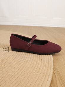 2026 Nuevos zapatos planos de estilo retro con puntera redonda y diseño de correa con hebilla, color rojo, cómodos y versátiles para uso casual y diario para mujeres - Burdeos - Ver 8