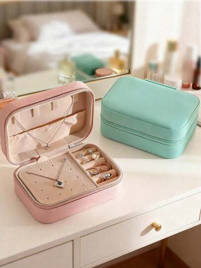 1个PU皮革首饰盒，便携式首饰展示收纳盒，适合女性，可收纳项链、戒指、耳环等首饰，是送给女友、妻子、女儿的理想礼物，也是旅行首饰盒和个性化礼品之选。