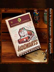 Harry Potter 哈利波特创意笔记本，魔法世界冒险之旅！哈利波特主题日记本，精装可折叠设计，包含活点地图、对角巷和特快列车等元素，是写作、素描和收藏的理想之选，也是粉丝礼物、生活记录、读书俱乐部礼物、毕业季礼物和生日礼物的完美选择。 - 彩色 - 查看 11