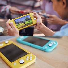 Nintendo Switch Konsol game genggam Switch Lite berukuran kecil, ringan, dan portabel, dilengkapi layar LCD 5,5 inci, sempurna untuk bermain game kapan saja, di mana saja. Sangat ideal untuk interaksi orang tua-anak, pertemuan keluarga, dan hiburan santai. - View 4