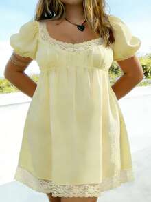 Vestido corto de talla grande para mujer, de verano, con ribete de encaje, patchwork, mangas cortas abullonadas y escote cuadrado. - Amarillo - Ver 5