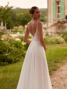 Romantic Spaghetti Strap Deep V Lace Embroidery Tulle Wedding Dress With Side Slit, Wedding Dresses For Bride, Elegant And Comfortable, Includes Plus Sizes, Bridal Gown, Formal Dresses For Women, Suitable For Wedding, Party, Vacation, Bride, Formal Occasions, Dinner Dress, Prom Dress, After-Party Dress, Homecoming Dress, Cocktail Party, Birthday Party, Celebration, Gala, Festival, Ceremony, White - White - View 4