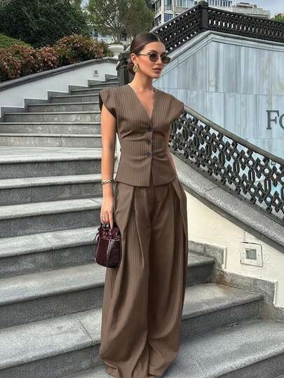 بدلة أنيقة وعصرية مكونة من قطعتين للنساء، ملابس علوية بياقة على شكل حرف V بأكمام قصيرة وسترة مخططة، وبنطال واسع الساق مطوي، مناسبة للعطلات الصيفية