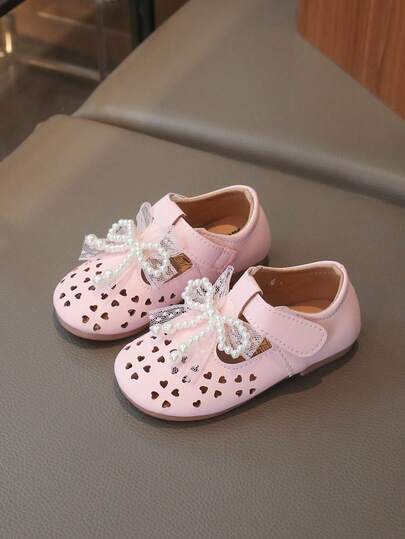 1双女童平底鞋，2026新款标准尺码，适合3-6岁儿童，软底防滑镂空时尚仿珍珠蝴蝶结真皮鞋，百搭鞋款