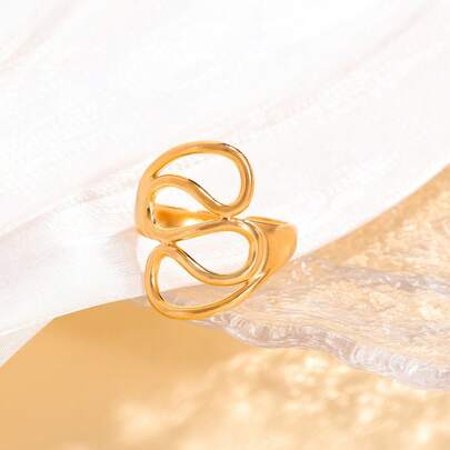 1 chiếc nhẫn hở kiểu dáng tối giản, sở hữu thiết kế đường nét thanh lịch với những đường cong hiện đại, tạo nên vẻ ngoài đơn giản và trang nhã. Được thiết kế với đai hở có thể điều chỉnh để vừa vặn thoải mái, hoàn hảo cho việc đeo hàng ngày.