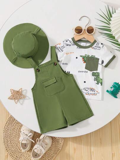 Bộ 3 món cho bé trai mùa hè, gồm áo thun cổ tròn tay ngắn in hình khủng long, quần yếm màu xanh quân đội và mũ tai bèo, thích hợp mặc thường ngày và chơi ngoài trời.