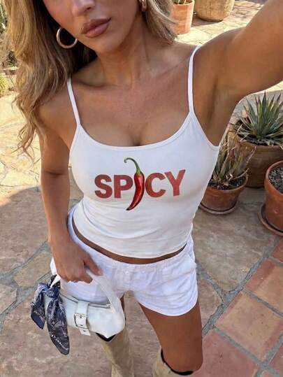 Camisola branca com estampa de letras e pimenta vermelha, ideal para férias de verão.