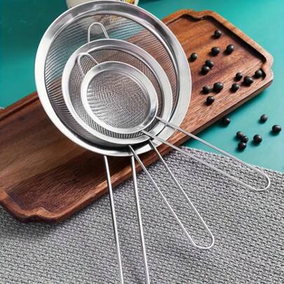 三个不锈钢细网过滤器，一款非常实用的带金属手柄的面粉筛 - 提供多种尺寸，可用于面粉筛分和油过滤，适用于烘焙、烹饪和厨房使用 - 专为食品过滤而设计
