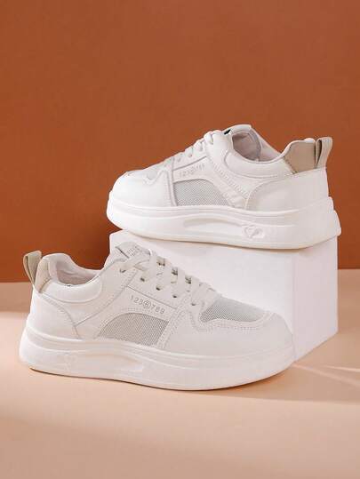 1双白色平底凉鞋，适合青少年女孩，纯色柔软透气，镂空系带，3厘米厚底，时尚可爱公主风，休闲日常穿着、旅行、派对皆宜，2026春夏新款