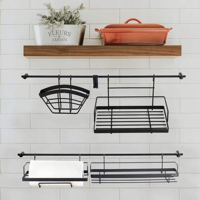 Zwarte keukenorganizer - Keukenrailset. Deze keukenrailset helpt u de ruimte optimaal te benutten en de functionaliteit te verbeteren, voor een moderne uitstraling! Het is de perfecte oplossing om uw keuken te renoveren - u hebt gemakkelijk toegang tot al uw benodigdheden en uw keuken blijft georganiseerd en ziet er esthetisch uit. De keukenrail is gemaakt van zwart gepoedercoat roestvrij staal, waardoor uw keuken er mooi en opgeruimd uitziet!