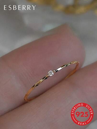 ESBERRY 1枚优雅素圈戒指，S925纯银镶嵌锆石，精致小巧，是送给女孩或老师的理想礼物。