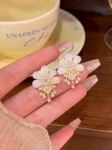 一对精致小众优雅时尚百搭的花朵仿珍珠耳钉，适合少女日常及节日佩戴。 - 花朵A - 查看 3