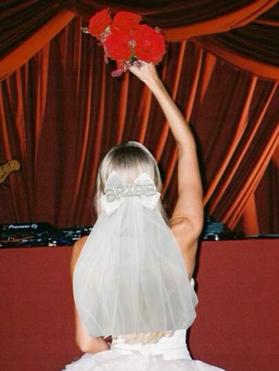 一款优雅的“新娘”蝴蝶结头饰配饰 - 高品质新娘配饰，适合婚礼、婚宴、单身派对、准新娘、新娘、婚礼、单身派对、单身派对用品、单身派对、婚礼配饰、新娘送礼会、派对用品、伴娘礼物等场合。