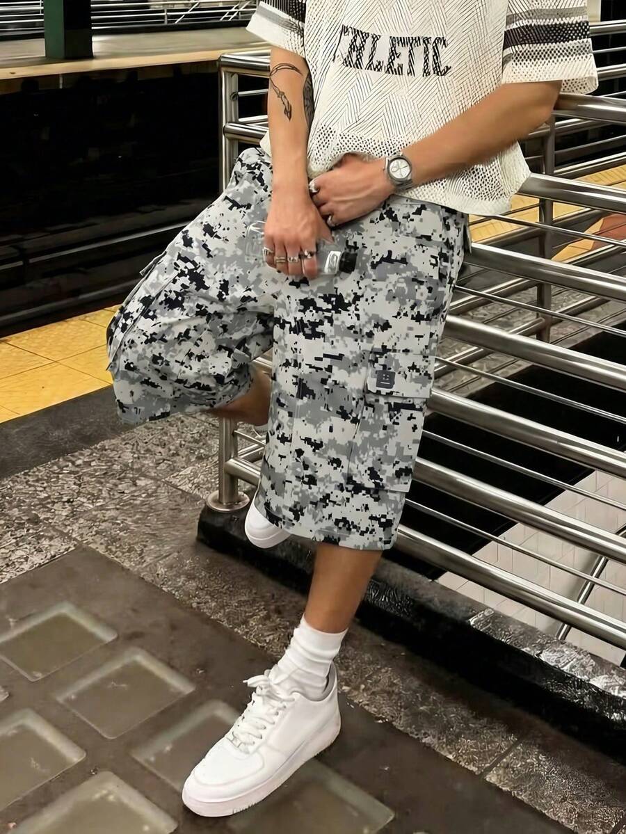 Pantalones cortos cargo de camuflaje digital para hombres, pantalones cortos de estilo callejero de longitud hasta la rodilla con múltiples bolsillos - Blanco y Negro - Ver 1
