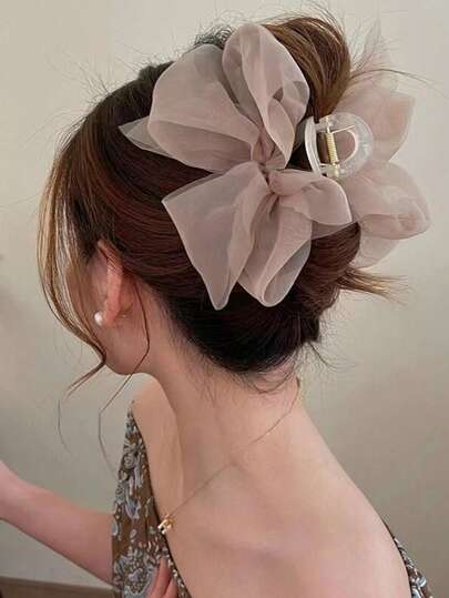 1个新款网纱蝴蝶结发爪夹，飘逸浪漫，轻盈舒适，瞬间为发型增添蓬松感和时尚感，夏季穿搭发夹沙滩配饰