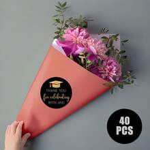 40 piezas Pegatinas redondas autoadhesivas con patrón de gorra de graduación brillante y texto "¡Gracias por celebrar conmigo!" para la celebración de graduación, adecuadas para bolsas de fiesta, cajas de regalo, invitaciones, envoltorios de regalo para expresar gratitud y alegría - Ver 2