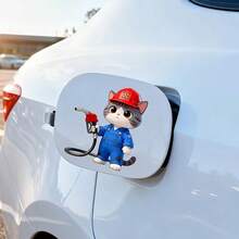 Pegatina de tanque de combustible de gato mecánico azul, resistente al agua y fácil de aplicar, perfecta para decoración de coche DIY. La pegatina presenta un gato lindo con ropa de trabajo azul y un sombrero rojo repostando tu coche, añadiendo diversión a tu vehículo. - Pegatina para coche de gasolinera Cat 2 - Ver 3