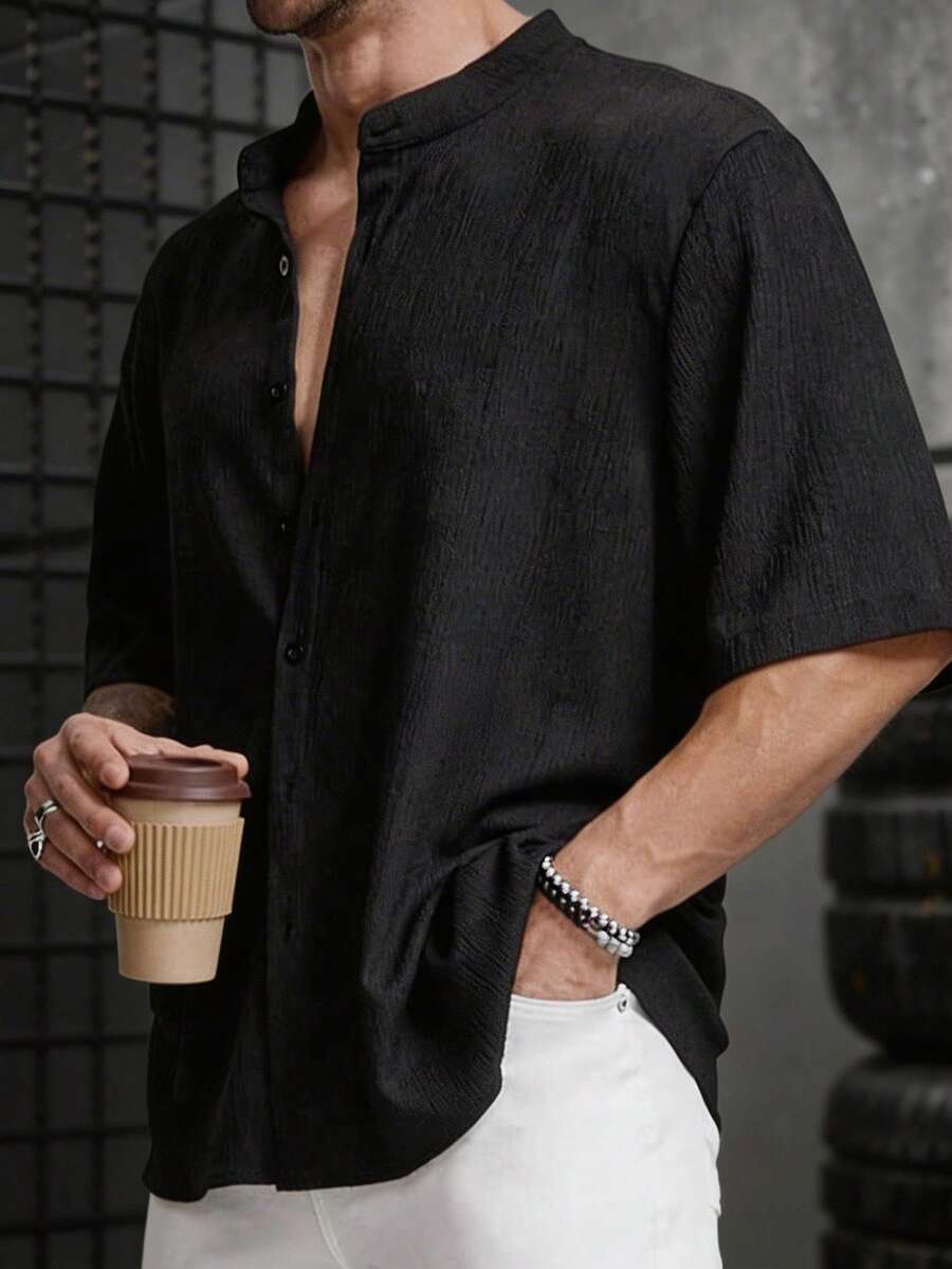 男士黑色纹理条纹立领单排扣短袖衬衫,时尚休闲男士Polo衫,优雅适合假日派对,可作为礼物送给父亲、男友或朋友。 - 黑色 - 查看 1