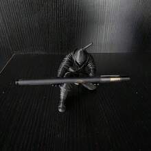 1个软萌战士造型笔筒,为您的办公桌增添时尚气息。可收纳圆珠笔、钢笔、铅笔及其他文具用品,是馈赠亲友的理想之选。 - 彩色 - 查看 4