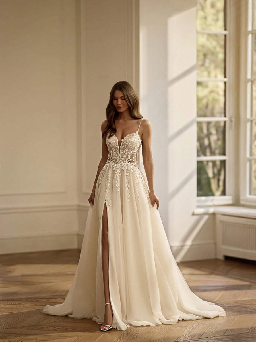 Spaghetti Strap Deep V 3D Floral High Slit Tulle Wedding Dress, Artistic Boho Bridal Gown, Wedding Dresses For Bride, Elegant And Comfortable, Formal Dresses For Women, Suitable For Wedding, Party, Vacation, Bride, Formal Occasions, Dinner Dress, Prom Dress, After-Party Dress, Homecoming Dress, Cocktail Party, Birthday Party, Celebration, Gala, Festival, Ceremony - 白色 - 查看 1