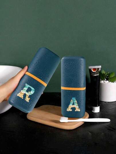 Hộp đựng bàn chải đánh răng du lịch xách tay với các chữ cái từ A-Z và họa tiết bãi biển, phụ kiện phòng tắm, hộp đựng bàn chải đánh răng và kem đánh răng du lịch ngoài trời, hộp đựng chống bụi in hình chữ cái, đồ dùng cần thiết khi đi du lịch, đồ dùng học tập cho năm học mới, đồ dùng cắm trại kỳ nghỉ, đồ dùng mini mùa hè, phụ kiện phòng tắm, đồ dùng gia đình và đồ dùng lưu trữ.