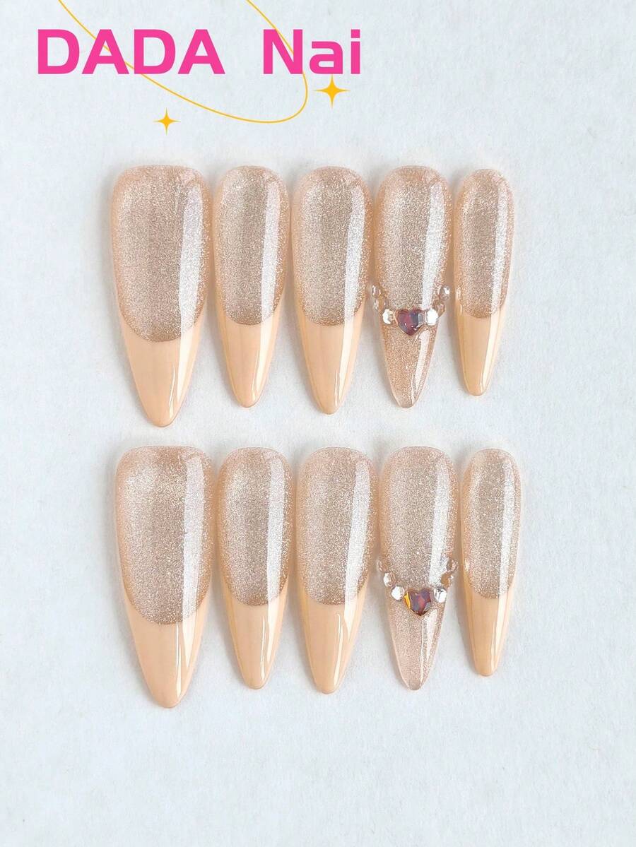 10 móng tay giả dài hình hạnh nhân, màu nude ánh vàng lấp lấp, họa tiết trái tim đỏ đính đá, bề mặt bóng, móng acrylic tái sử dụng cho phong cách Y2K và trang phục hàng ngày mùa hè.