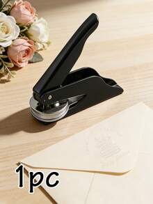 LICVIC Con dấu dập nổi sách tùy chỉnh, con dấu kìm khắc tên cá nhân dùng cho thư viện, văn phòng, bàn làm việc, thiết kế Ex Libris cổ điển trang nhã cho bộ sưu tập sách, ý tưởng quà tặng tùy chỉnh cho Ngày của Mẹ, sinh nhật, quà tặng đọc sách ý nghĩa cho người yêu sách, con dấu dập nổi tùy chỉnh làm quà tặng ngày lễ. - Phong cách C - Xem 13