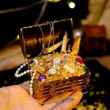 Bộ rương kho báu thu nhỏ cao cấp này bao gồm nhiều loại ngọc trai và đá quý mô phỏng thu nhỏ, một rương kho báu phiêu lưu dưới nước kiểu nhà búp bê có bản đồ, và những đồng tiền vàng mô phỏng chân thực. Đây là món quà hoàn hảo cho những người đam mê mô hình thu nhỏ và là bộ dụng cụ chụp ảnh lính thu nhỏ. - Một cỡ - Xem 6