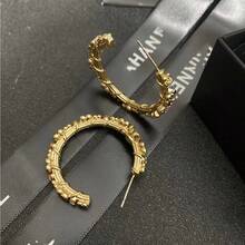 1 Đôi bông tai nữ sang trọng hình dây leo - Phụ kiện thời trang thanh lịch lấy cảm hứng từ hoa trà. - Hoa tai quấn Camellia - Xem 2