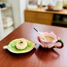 一套陶瓷3D手绘粉色玫瑰花叶茶杯碟套装，包含1个150毫升咖啡杯、1个碟子和1个蝴蝶勺，情人节和母亲节礼物 - 粉色 - 查看 2