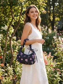 Bolsa de ombro feminina elegante com estampa de rosas, alça franzida e detalhe de laço. Leve e moderna, perfeita para mulheres e meninas. Combinada com uma carteira charmosa em estilo retrô, é a escolha ideal para viagens, casamentos ou Dia das Mães. Acompanha também um chaveiro feminino para guardar celular, chaves, maquiagem e acessórios do dia a dia. Versátil e casual, perfeita para passeios, looks de verão, Dia das Mães, volta às aulas e presentes de formatura. - Multicolorido - Ver 4