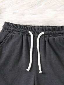 Bộ đồ mùa hè cho bé trai, phong cách thường ngày đi làm, nghỉ mát, gồm áo thun dáng rộng in hình cây cọ và chữ, kèm quần short cạp chun có dây rút. - Màu xám đen - Xem 7