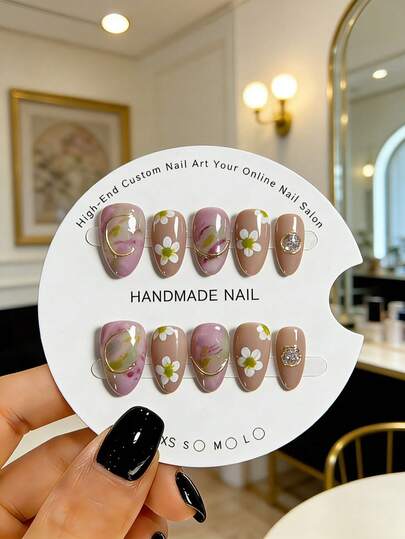 10片手工制作的短款按压式假指甲，采用四色渐变水洗工艺，搭配手绘白色雏菊、不规则金色弧线装饰和美甲钻石。这款精美的美甲适合女性和女孩，完美适用于派对、婚礼和日常佩戴，并附赠工具包。