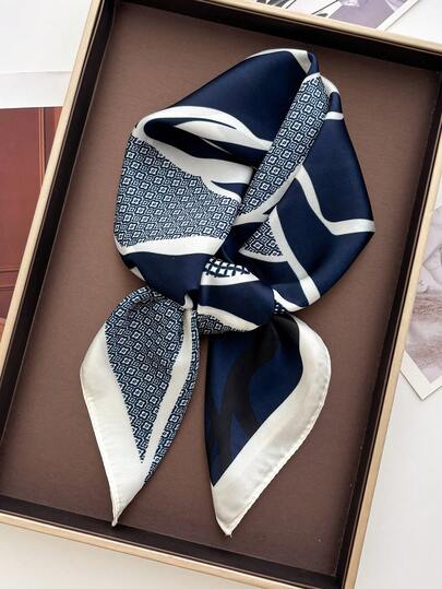 1 chiếc khăn bandana vuông 70cm in họa tiết hoa, đa năng dùng để trùm đầu hoặc quàng cổ cho nam giới.