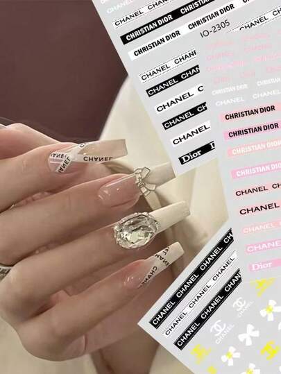 Bộ 6 miếng dán móng hình nơ, thiết kế tối giản sang trọng theo phong cách Châu Âu và Mỹ, có lớp keo dính dễ dàng dán lên móng, độ bám dính cao và không bị bong tróc, phù hợp cho việc tự làm móng, làm móng tại salon và tại nhà. Hình dáng nơ thời trang và tinh tế giúp tôn lên vẻ đẹp của móng, phù hợp cho việc làm móng hàng ngày, các bữa tiệc, hẹn hò, đám cưới, ngày lễ. Thiết kế nhiều miếng dán dễ dàng phối hợp, phụ kiện trang trí thiết yếu cho những người yêu thích nghệ thuật làm móng và các salon nail.